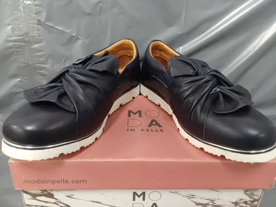 BOXED MODA IN PELLE ANETTE LEATHER BOW TWIST UPPER WITH FLEX SOLE TRAINERS IN NAVY - SIZE 40