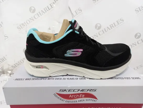 BOXED PAIR OF SKECHERS ARCH FIT SHOES BLACK UK SIZE 7