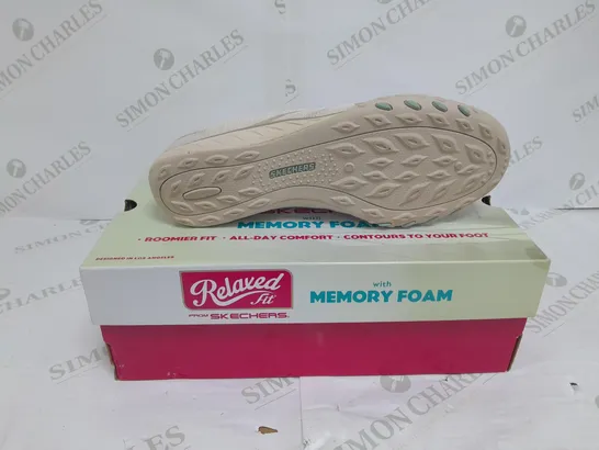 RELAXED FIT SKETCHERS MEMORY FOAM BIEGE SIZE 7 