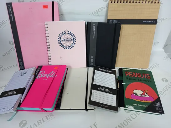 APPROXIMATELY 20 ASSORTED TYPO NOTEBOOKS, DIARIES, PLANNERS TO INCLUDE GARFIELD UNIVERSITY A5 CAMPUS NOTEBOOK, PEANUTS A5 FABRIC SPINE NOTEBOOK, BARBIE 2024 A5 DAILY DIARY 