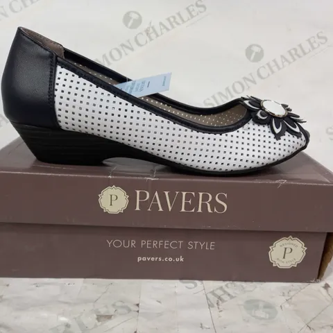 BOXED PAIR OF PAVERS SLIP-ON WEDGE SHOES IN WHITE/NAVY W. FLORAL DESIGN EU SIZE 39