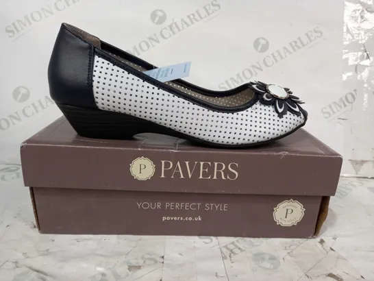 BOXED PAIR OF PAVERS SLIP-ON WEDGE SHOES IN WHITE/NAVY W. FLORAL DESIGN EU SIZE 39