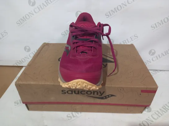 BOXED PAIR OF SAUCONY PEREGRINE 12 TRAINERS IN VIOLET/GREY UK SIZE 6