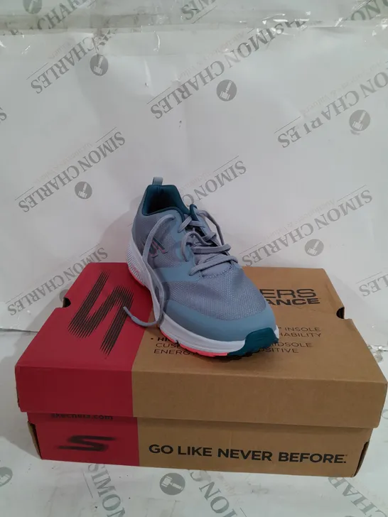 BOXED PAIR OF SKECHERS TRAINERS IN BLUE SIZE 6