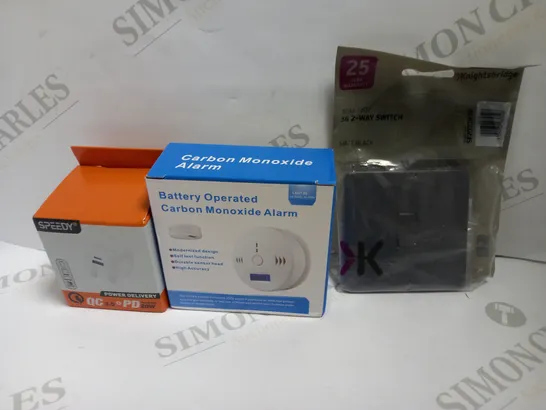 LOT OF APPROXIMATELY 14 ASSORTED ELECTRICALS TO INCLUDE BATTERY OPERATED CARBON MONOXIDE ALARM, SPEEDY POWER ADAPTER, 2-WAY SWITCH, ETC