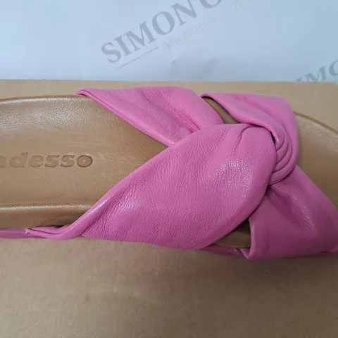 BOXED ADESSO SANDLES IN PINK SIZE 6