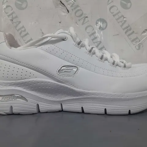 PAIR OF SKECHERS ARCH FIT TRAINERS IN WHITE SIZE 6