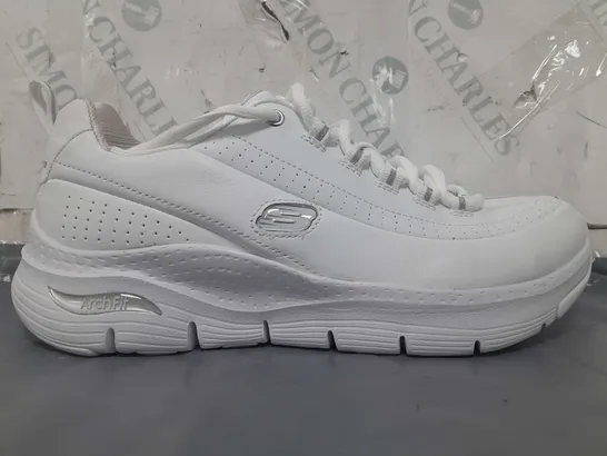 PAIR OF SKECHERS ARCH FIT TRAINERS IN WHITE SIZE 6