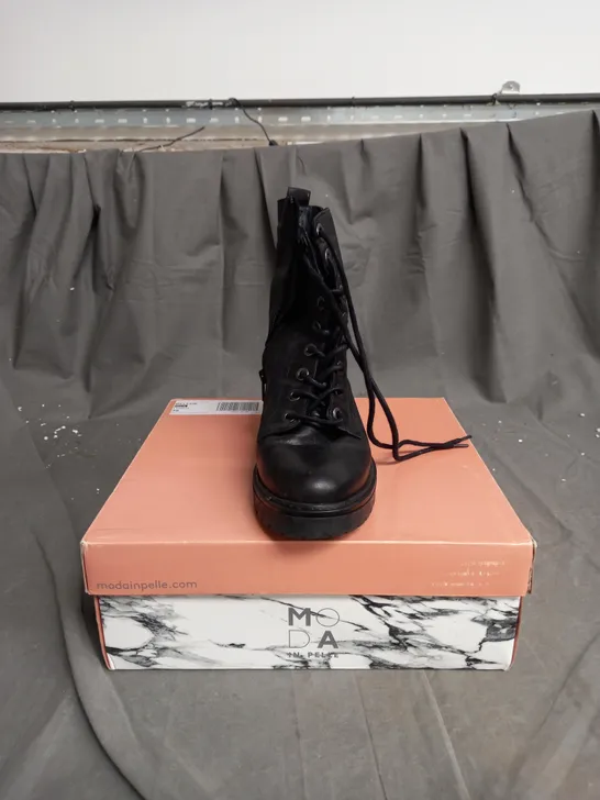 BOXED PAIR OF MODA IN PELLE BELLZIE LACE UP BOOTS IN BLACK SIZE 6