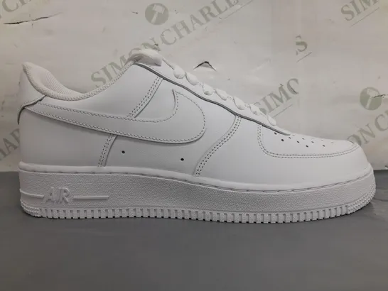 BOXED PAIR OF NIKE AIR FORCE 1 '07 SHOES IN WHITE UK SIZE 9