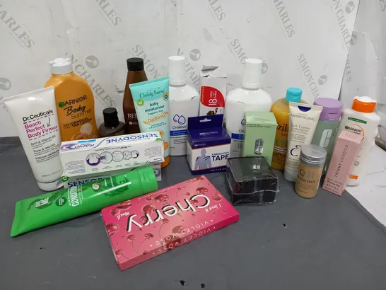 APPROXIMATELY 20 ASSORTED COSMETICS ITEMS TO INCLUDE CLINIQUE LIQUID FACIAL SOAP (200ml), SENSODYNE TOOTHPASTE (75ml), TRINNY LONDON PLUMP UP REFILL (30ml), ETC