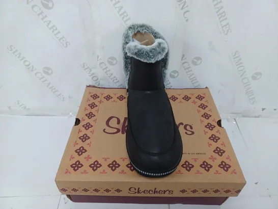 BOXED PAIR OF SKECHERS COZY CAMPFIRE SLIPPER BOOTS IN BLACK SIZE 8