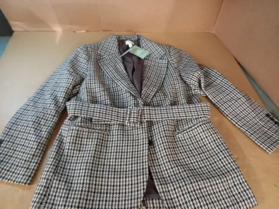 H&M BELTED BLAZER IN PATTERNED BROWN - EUR M