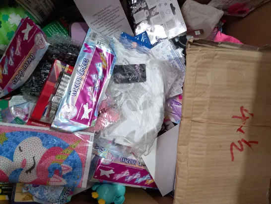 BOX OF APPROXIMATELY 20 ASSORTED TOYS AND GAMES TO INCLUDE PASS THE PARCEL BRUSSEL SPROUT, HARRY POTTER DOBBLE, 2-IN-1 PROJECTOR AND FLASH LIGHT, ETC