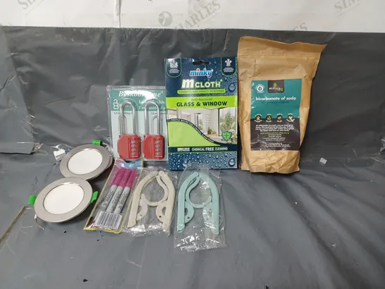 BOX OF APPROXIMATELY 20 ASSORTED HOUSEHOLD ITEMS TO INCLUDE LIGHTS, PADLOCKS AND CLEANING PRODUCTS