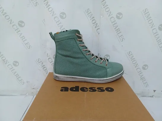 BOXED PAIR OF ADESSO BOOTS SIZE 7  