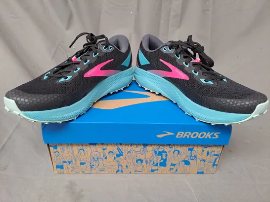 BOXED PAIR OF BROOKS TRAIL DIVIDE 3 SHOES IN BLACK/CYAN/PINK UK SIZE 6.5