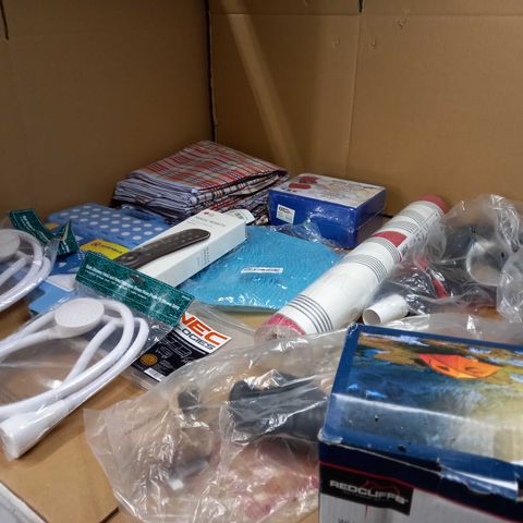 LARGE BOX OF APPROXIMATELY 20 ASSORTED HOUSEHOLD ITEMS TO INCLUDE: JUMBO SHOPPING BAG, BATH SHOWER HEADS, HOOVER SPARE PARTS