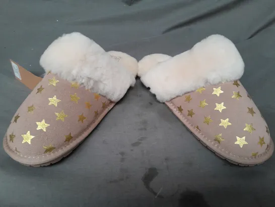 BOXED PAIR OF FENLAND SHEEPSKIN WOMEN'S MULES IN GOLD STAR SIZE 5/6