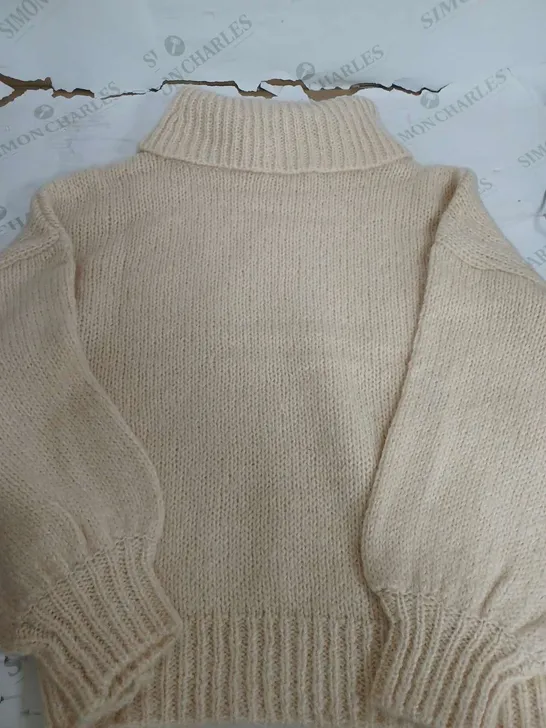 BOX OF APPROX 45 BRAND NEW ROLL RECK PULL OVER JUMPERS IN PARCHMENT BEIGE 