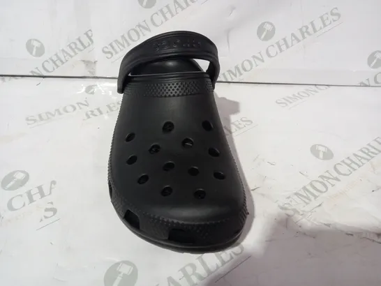 PAIR OF CROCS CLASSIC CLOGS IN BLACK UK SIZE M8/W9