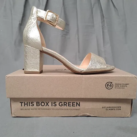 BOXED PAIR OF CLARKS DEVA MAE OPEN TOE BLOCK HEEL SANDALS IN METALLIC CHAMPAGNE UK SIZE 3.5