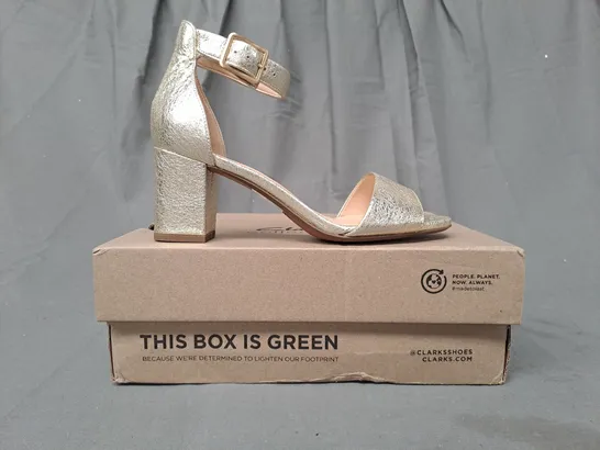 BOXED PAIR OF CLARKS DEVA MAE OPEN TOE BLOCK HEEL SANDALS IN METALLIC CHAMPAGNE UK SIZE 3.5