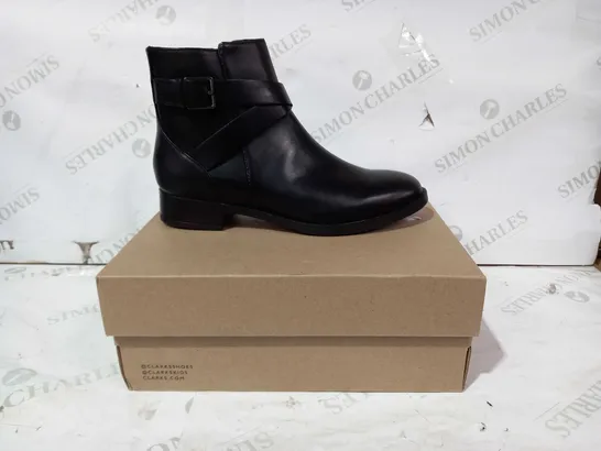 BOXED PAIR OF CLARKS HAMBLE BUCKLE LEATHER ANKLE BOOTS IN BLACK UK SIZE 4.5