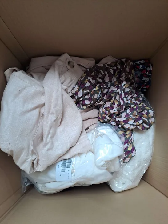 BOX OF APPROX 20 ASSORTED CLOTHING ITEMS TO INCLUDE - DRESSES, LOUNGE SET, ROBE ETC