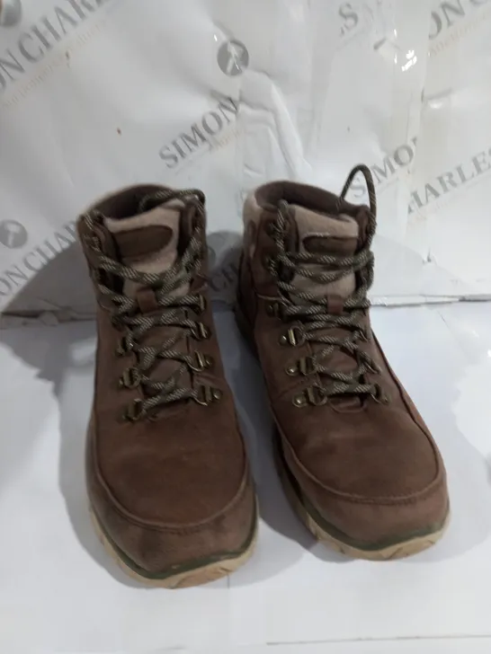 BOXED SKECHERS SYNERGY WARM TECH BOOTS, BROWN - SIZE 6.5