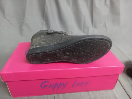 BOX OF APPROXIMATELY 10 BLACK  GUPPY LOVE BY BLOWFISH SHOES IN VARIOUS SIZES 