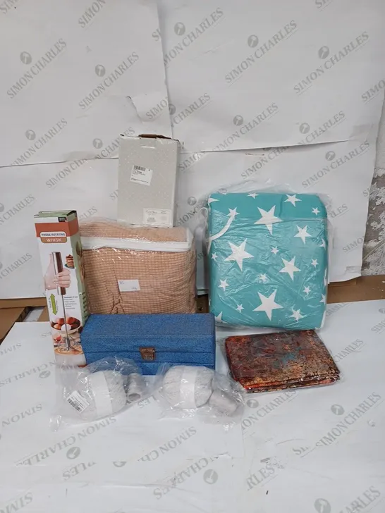 LOT TO CONTAIN APPROXIMATELY 25 ASSORTED HOMEWARE PRODUCTS, INCLUDES WHISK, BEDDING, TEXTILES ETC 