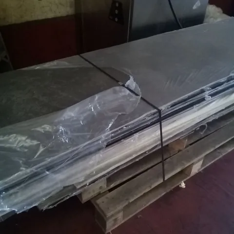 PALLET OF APPROXIMATELY 18 WORKTOPS 