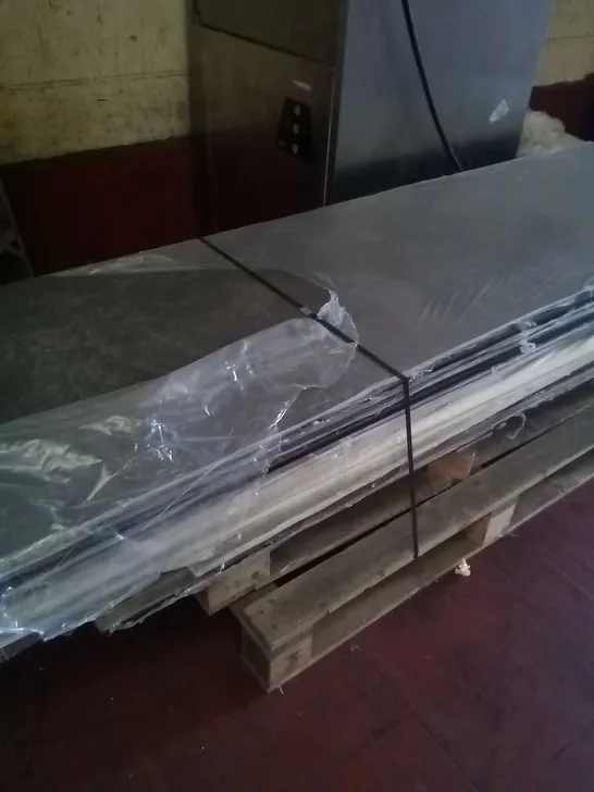 PALLET OF APPROXIMATELY 18 WORKTOPS 