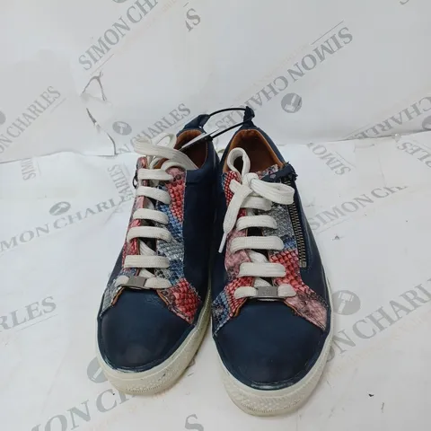 BOXED PAIR OF MODA IN PELLE NAVY "SNAKE" LEATHER TRAINERS SIZE 7