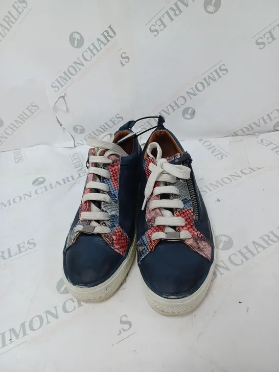 BOXED PAIR OF MODA IN PELLE NAVY "SNAKE" LEATHER TRAINERS SIZE 7