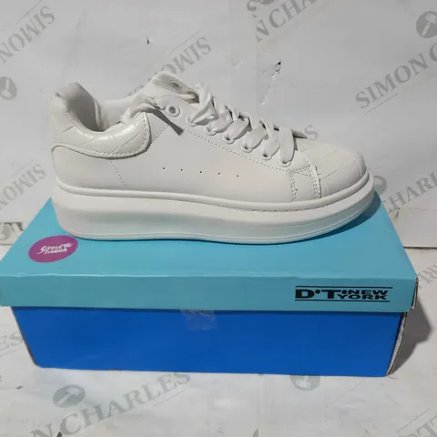 BOXED PAIR OF DT NEW YORK TRAINERS IN WHITE EU SIZE 38