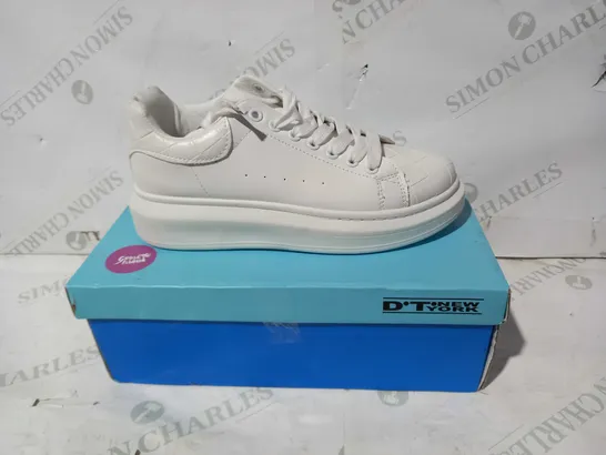 BOXED PAIR OF DT NEW YORK TRAINERS IN WHITE EU SIZE 38