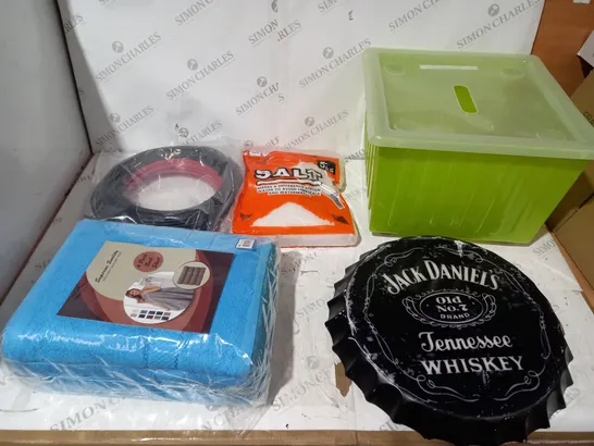 BOX OF APPROX 5 ASSORTED ITEMS TO INCLUDE JACK DANIELS SIGN, BATH TOWELS, A STORAGE BOX, ETC. 