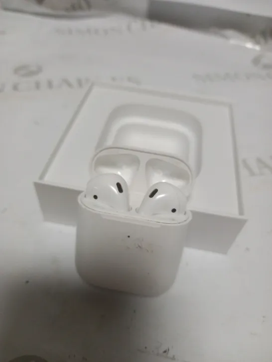 APPLE AIRPODS