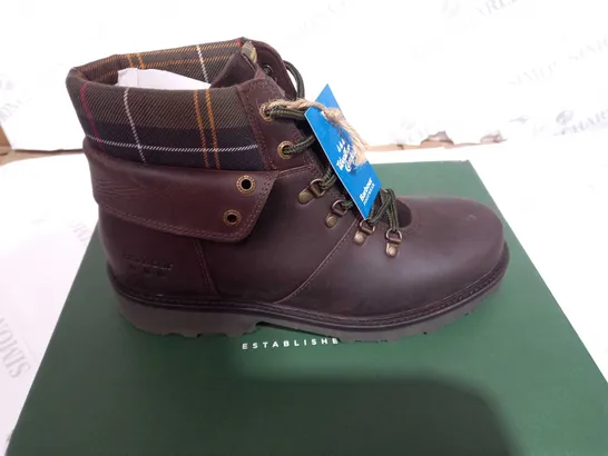 BOXED PAIR OF BARBOUR BURNE LACE UP LAETHER HIKER BOOTS SIZE 7 (BROWN)