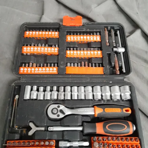 VONHAUS SOCKET AND SCREW SET 