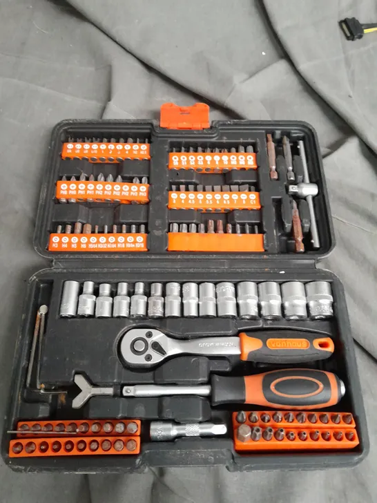 VONHAUS SOCKET AND SCREW SET 