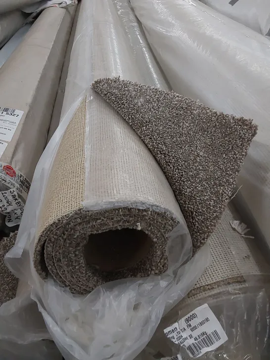 ROLL OF QUALITY PRIMO CHOICE SUPER MUSTANG CARPET // SIZE: APPROXIMATELY 2.75 X 4m