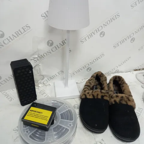 BOX OF APPROXIMATELY 10 ASSORTED ITEMS TO INCLUDE KS SPEAKER, SKETCHER SLIPPERS NIGHT LAMP ETC