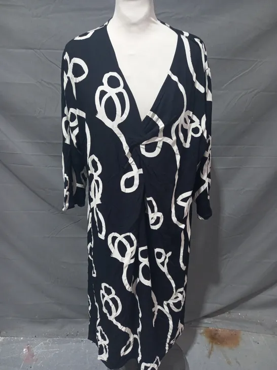 MASAI DRESS IN BLACK/WHITE SIZE 2XL