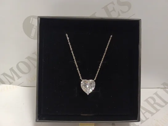 LUXE EMPORIUM SILVER EFFECT NECKLACE WITH HEART CUT STONE