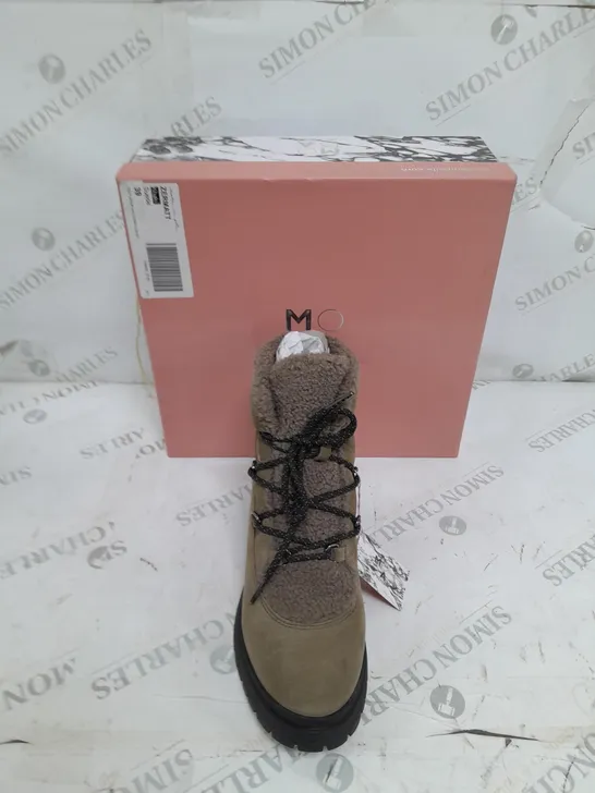 BOXED PAIR OF MODA IN PELLE ZERMATT KHAKI TRIMMED BOOTS IN SUEDE SIZE 39 