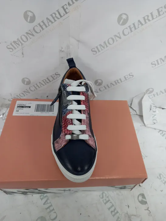 BOXED PAIR OF MODA IN PELLE NAVY "SNAKE" LEATHER TRAINER SIZE 5