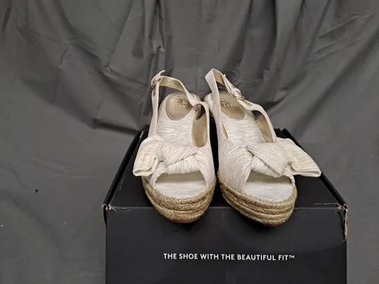 BOXED PAIR OF NATURALIZER BETTINA WEDGE SANDALS IN WHITE SIZE 6 